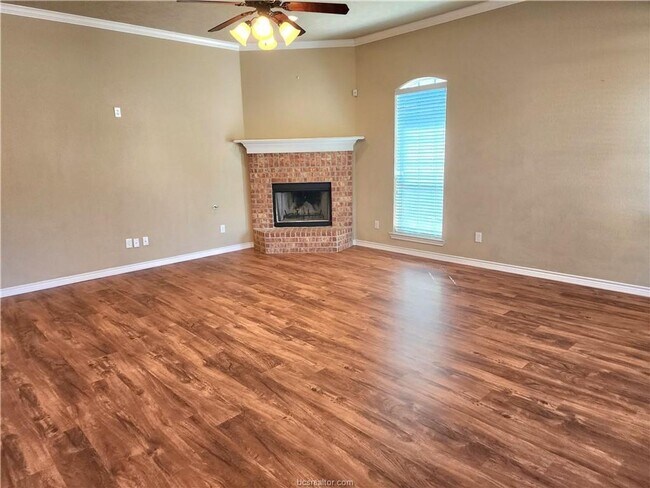 Building Photo - 4 Bedroom 2 Bathroom 2 Car Garage