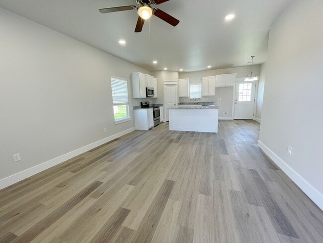 Building Photo - Beautiful 2/1 home in convenient location