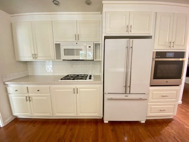 Foto del edificio - Updated property with luxury Appliances in a prime location in Livermore