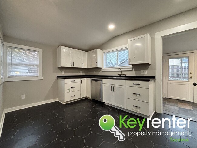 Foto del edificio - Newly Remodeled 2-Bedroom, 2-Bath Tacoma Home with Finished Basement, Large Backyard, and Detache...