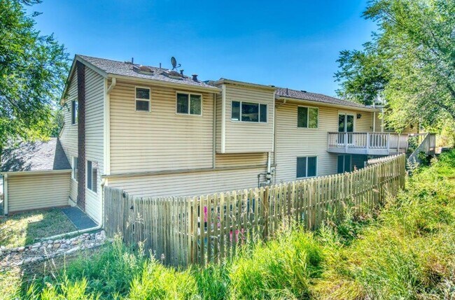 Foto del edificio - Huge 2000 sq ft 5-bedroom with 2-car garage