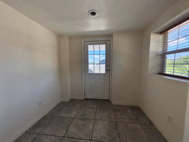 Building Photo - 1/1 Upper Duplex Available