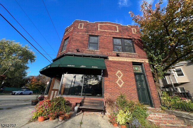 Building Photo - 171 Forest St