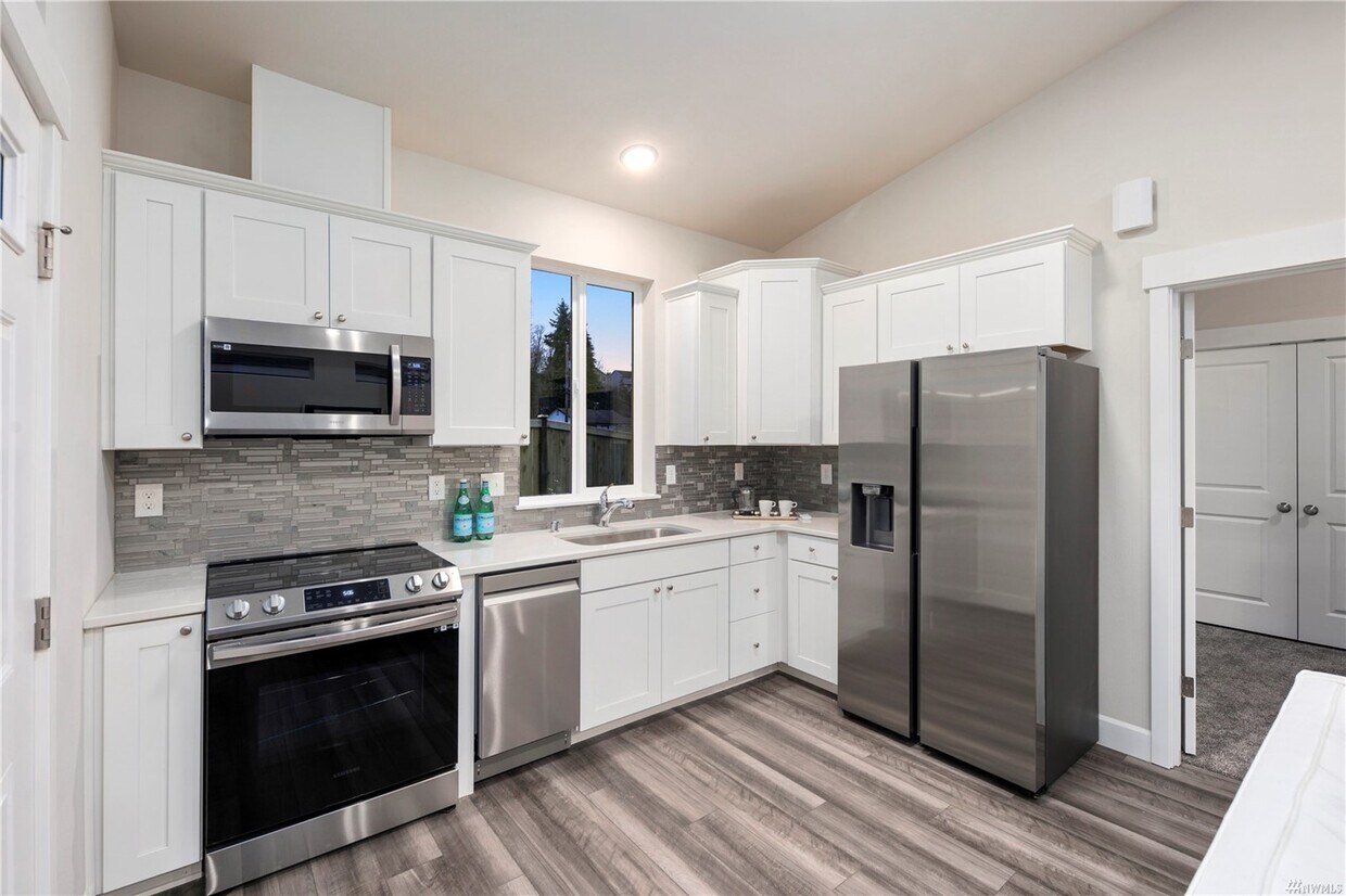 Brand New Lux Full Kitchen! - 10982 SE 165th St