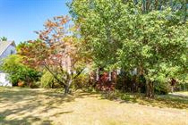 Foto del edificio - Beautiful Brick Home In A Desirable Location