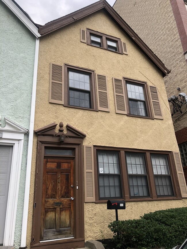 Building Photo - 941 Saint James St