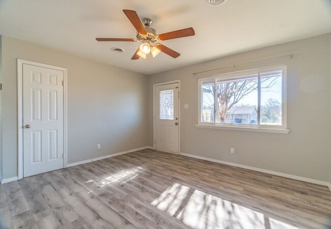 Building Photo - Beautiful 3 Bed, 2 Bath Home with a 2-Car ...