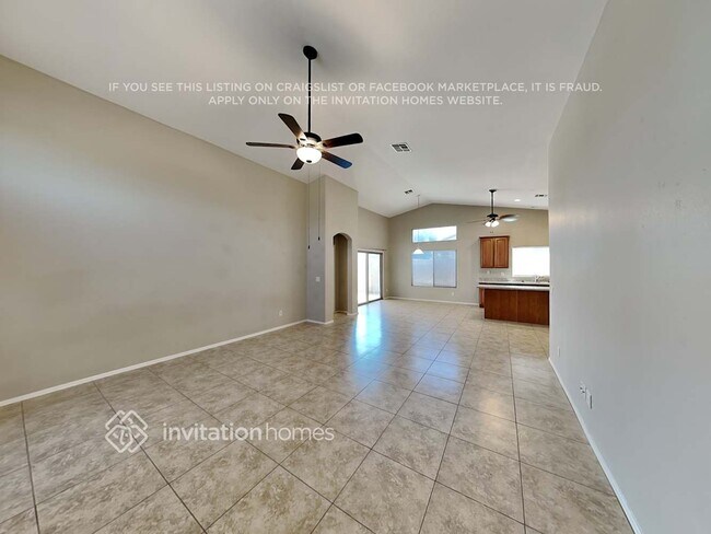 Building Photo - 686 E Payton St