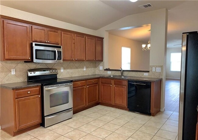 Building Photo - CUTE 4-bedroom 2-bathroom house HOUSING ACCEPTED!