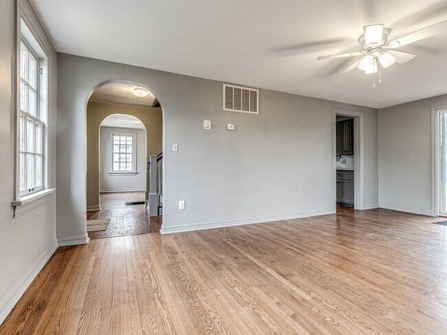 Foto del edificio - Charming 2bed/1.5 bath minutes from Plaza in Aurora Neighborhood - Appliances, Garage + Storm She...