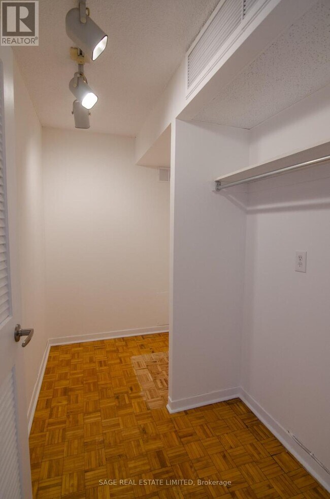 Photo du bâtiment - 914 Yonge St