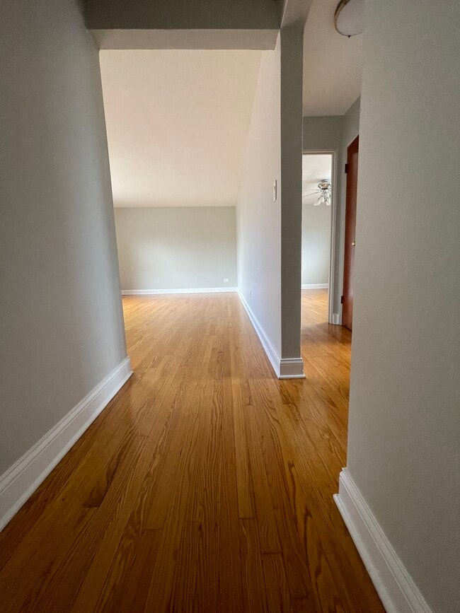 Hallway - 5429 N Artesian Ave