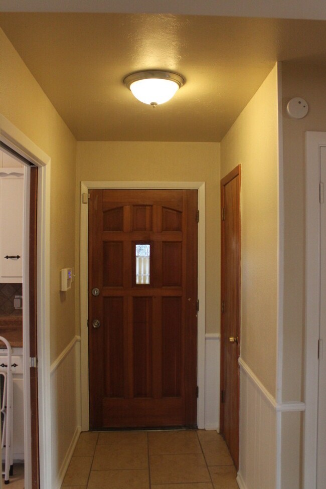 Building Photo - Available Now! 3 Bedroom/2 Bath/ 1 car garage