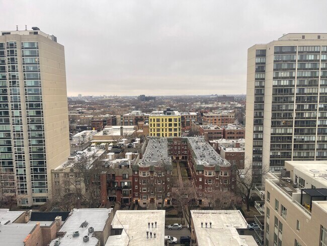 Foto del edificio - 2740 N Pine Grove Ave