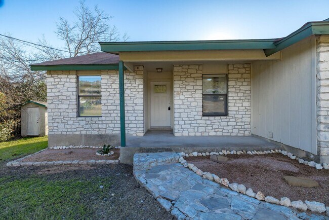 Building Photo - Private 3/2 with easy access to 1431!