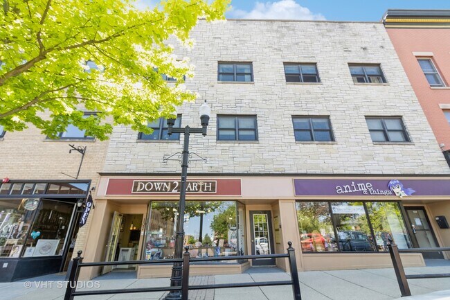 Building Photo - 107 E Van Buren St