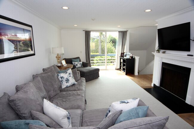 Sala de estar con chimenea - 800 N Juanita Ave