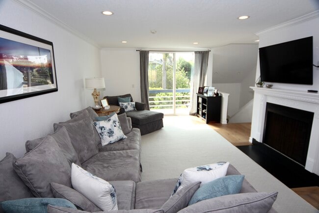Living room w/ fireplace - 800 N Juanita Ave Townhome