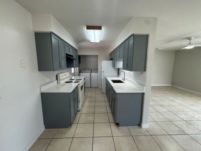 Foto del edificio - New Kitchen, Fresh Paint and a Large Screen in Lanai!
