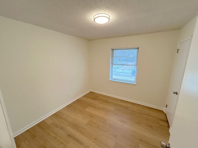 Building Photo - 1885 Dessa Dr