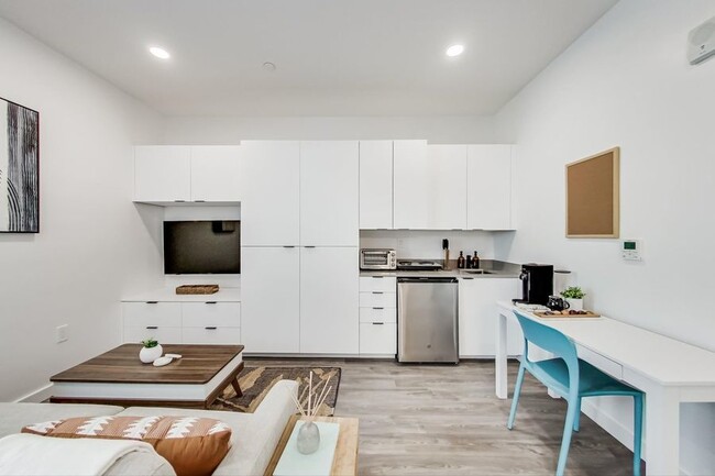 Building Photo - New Luxury Apartment at Artthaus Six. 3 mo...