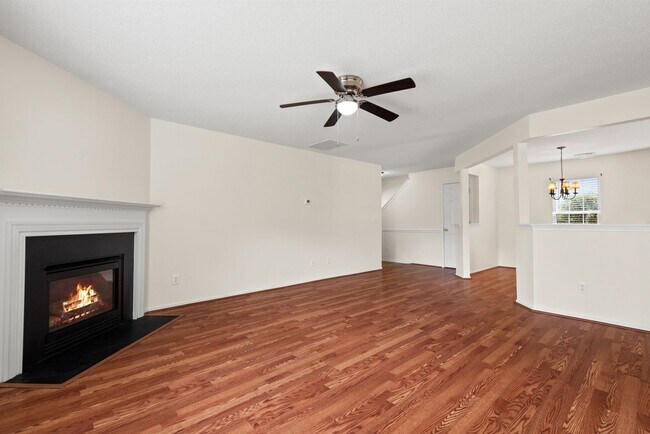 Foto del edificio - 4 Bedroom Single Family:  Available Now