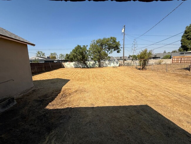 Foto del edificio - Available Soon!