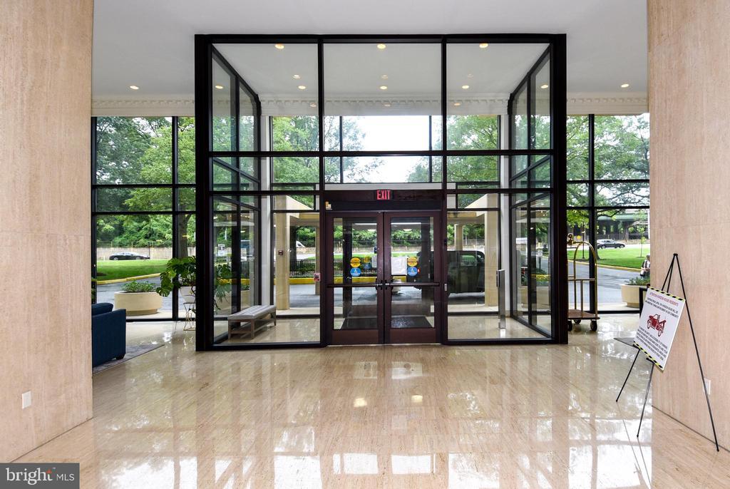 Foto principal - 1300 Army Navy Dr