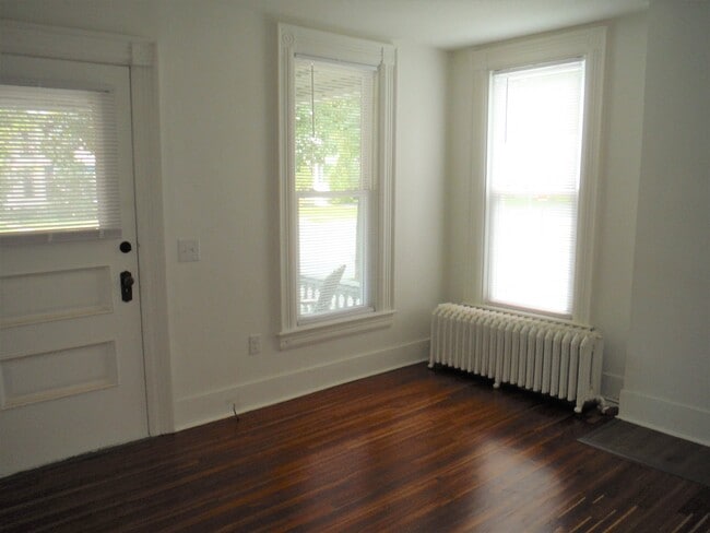 Building Photo - 453 Glen St