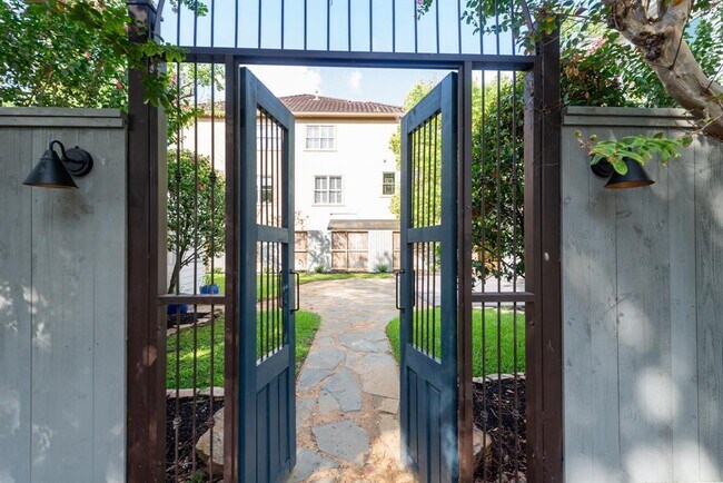 Foto del edificio - 7703 Bobbitt Ln