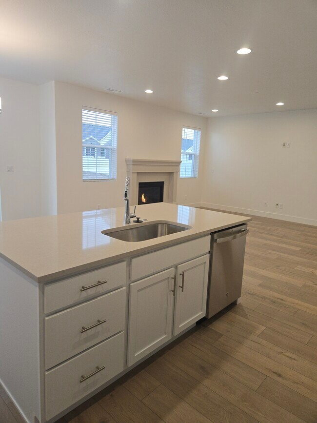 Foto del edificio - 2025 S 2425 W