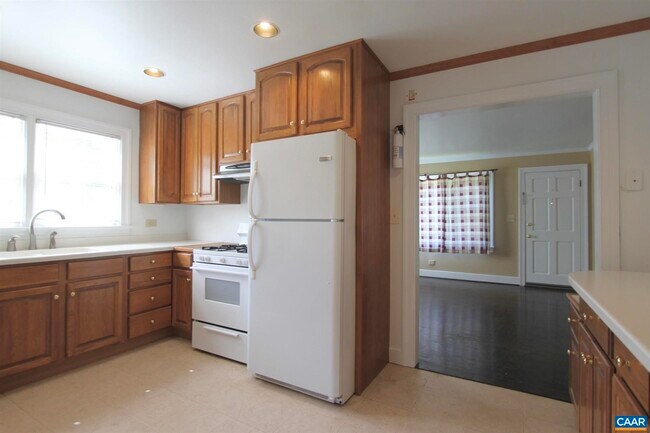 Building Photo - 511 Stonehenge Ave