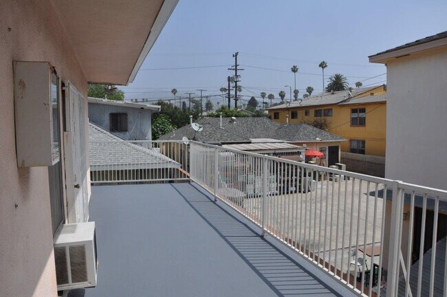 Building Photo - 1266 N Serrano Ave