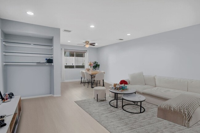 Building Photo - Remodeled Townhome in Sherman Oaks!