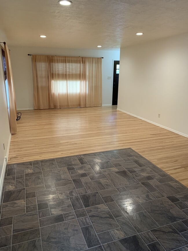 Building Photo - 624 Carol Dr