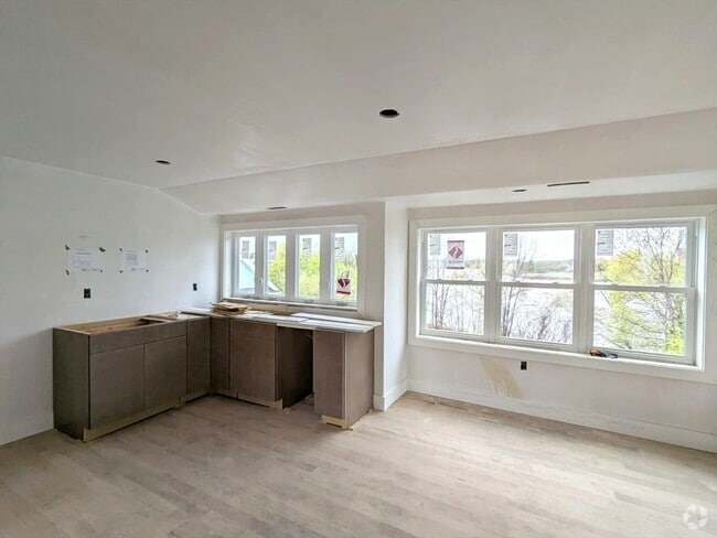 Building Photo - 105 Shore Dr