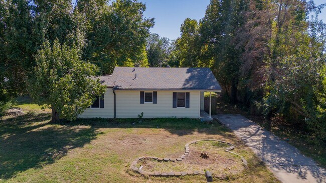 Building Photo - Charming 2-Bedroom Home with Fresh Updates...