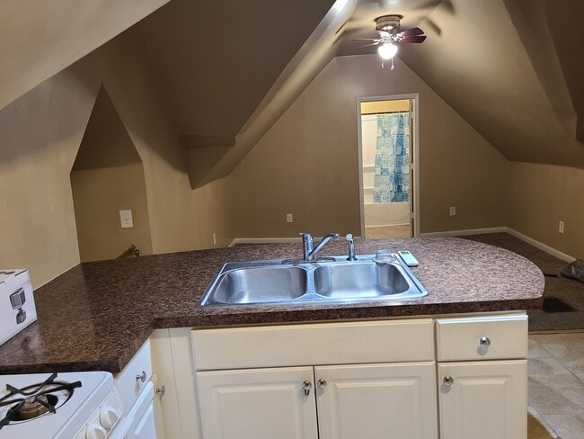 Building Photo - 914 S Center St