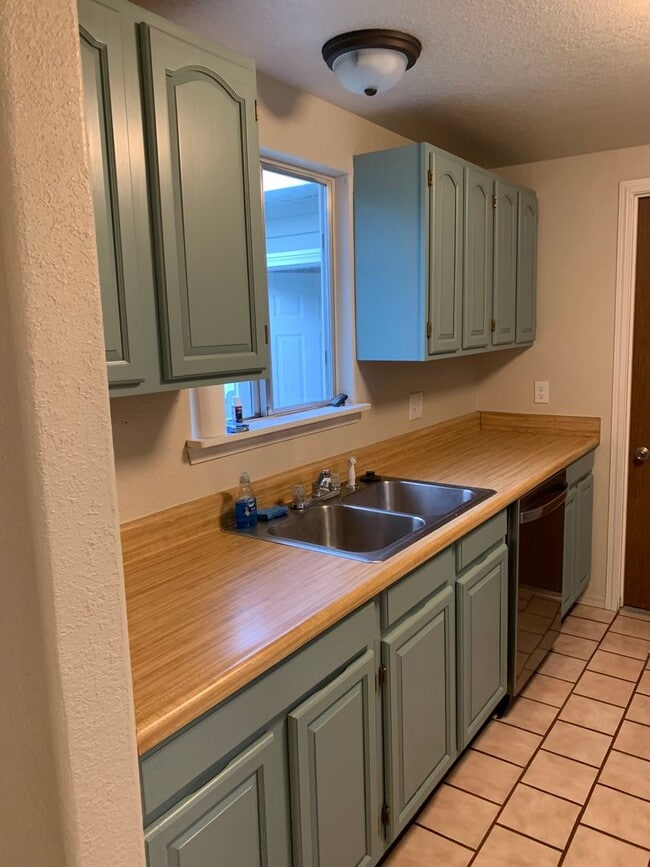 Building Photo - **Don't Miss Out on this deal** Move-in Sp...