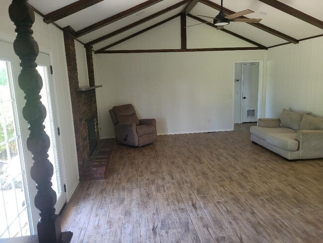 Living room - 1511 W Magnolia St