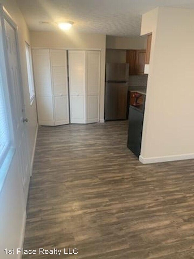 Building Photo - 868 S Spring Rd