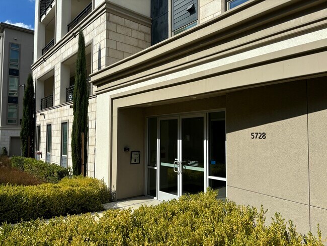 Foto del edificio - 5728 Kemper Pl
