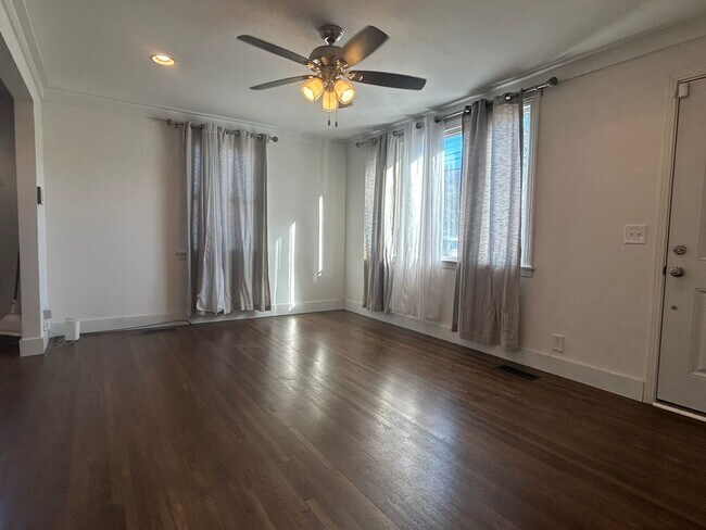 Building Photo - All Brick, Pet friendly cottage home