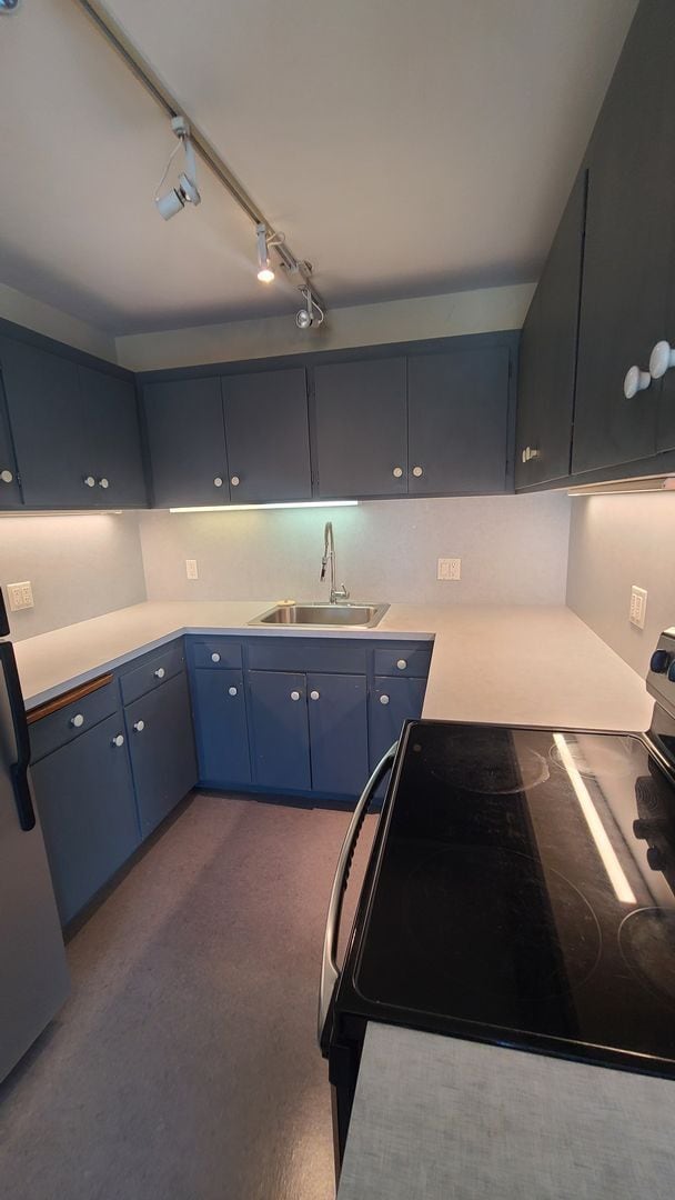 Building Photo - Full of natural light condo in Potrero Hill. Gustavo Lopez AMSI