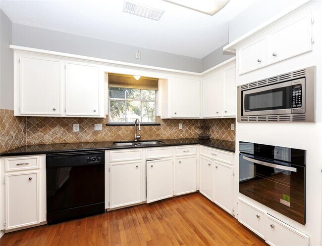 Foto del edificio - 8323 Forest Ridge Rd