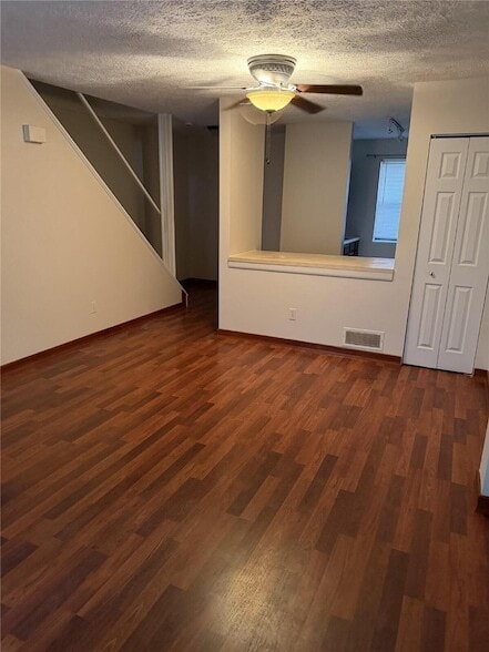 Building Photo - 210 Woodhaven Dr