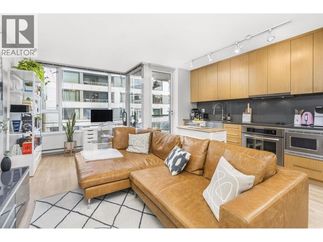 Photo du bâtiment - 250 E 6th Ave