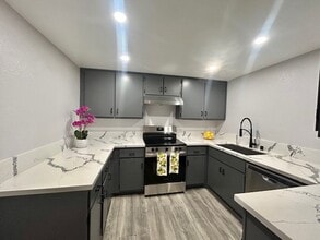 Building Photo - 1603 E Cypress St