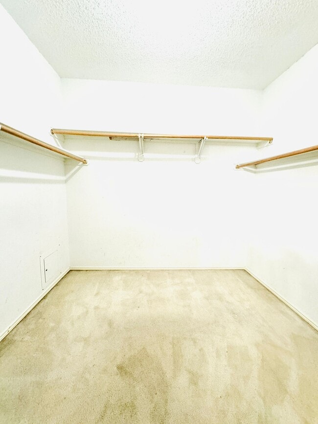 Vestidor - 6713 Red Rock Trl