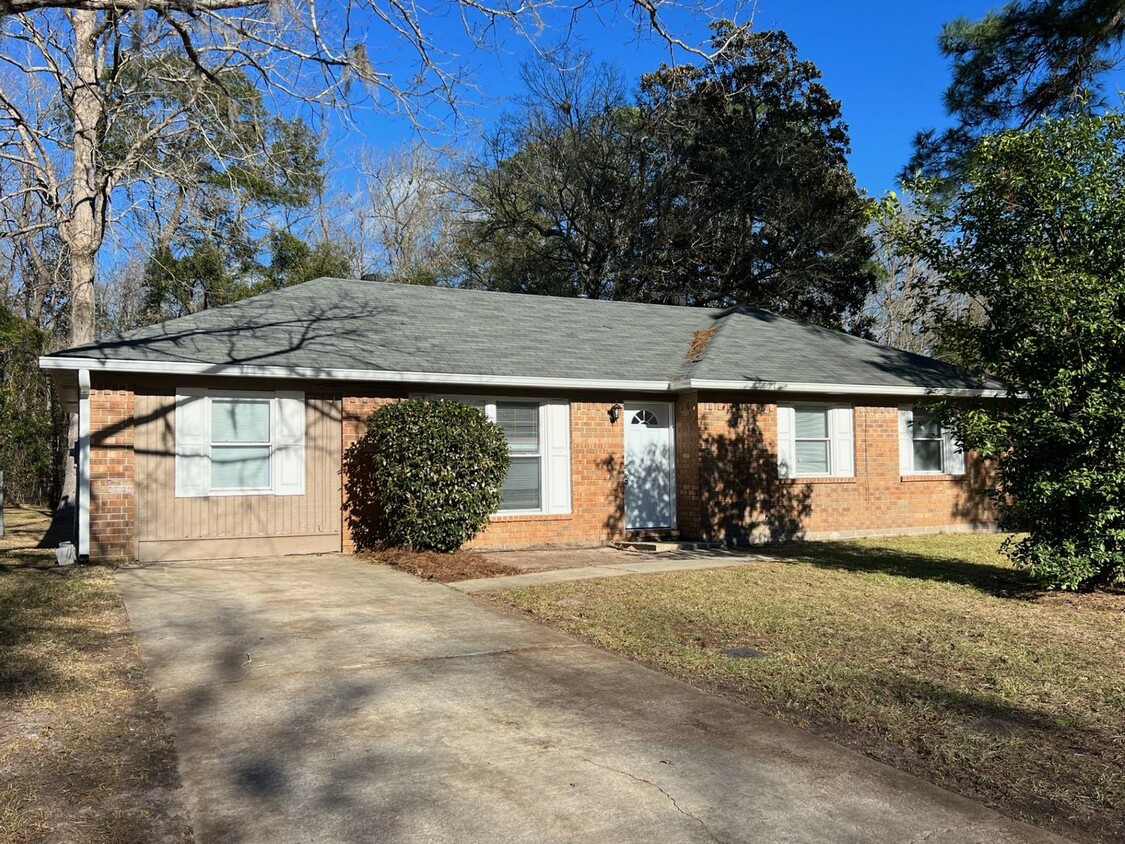 Foto principal - *Move-In Ready* 4 Bedroom 2 bath, Remodele...